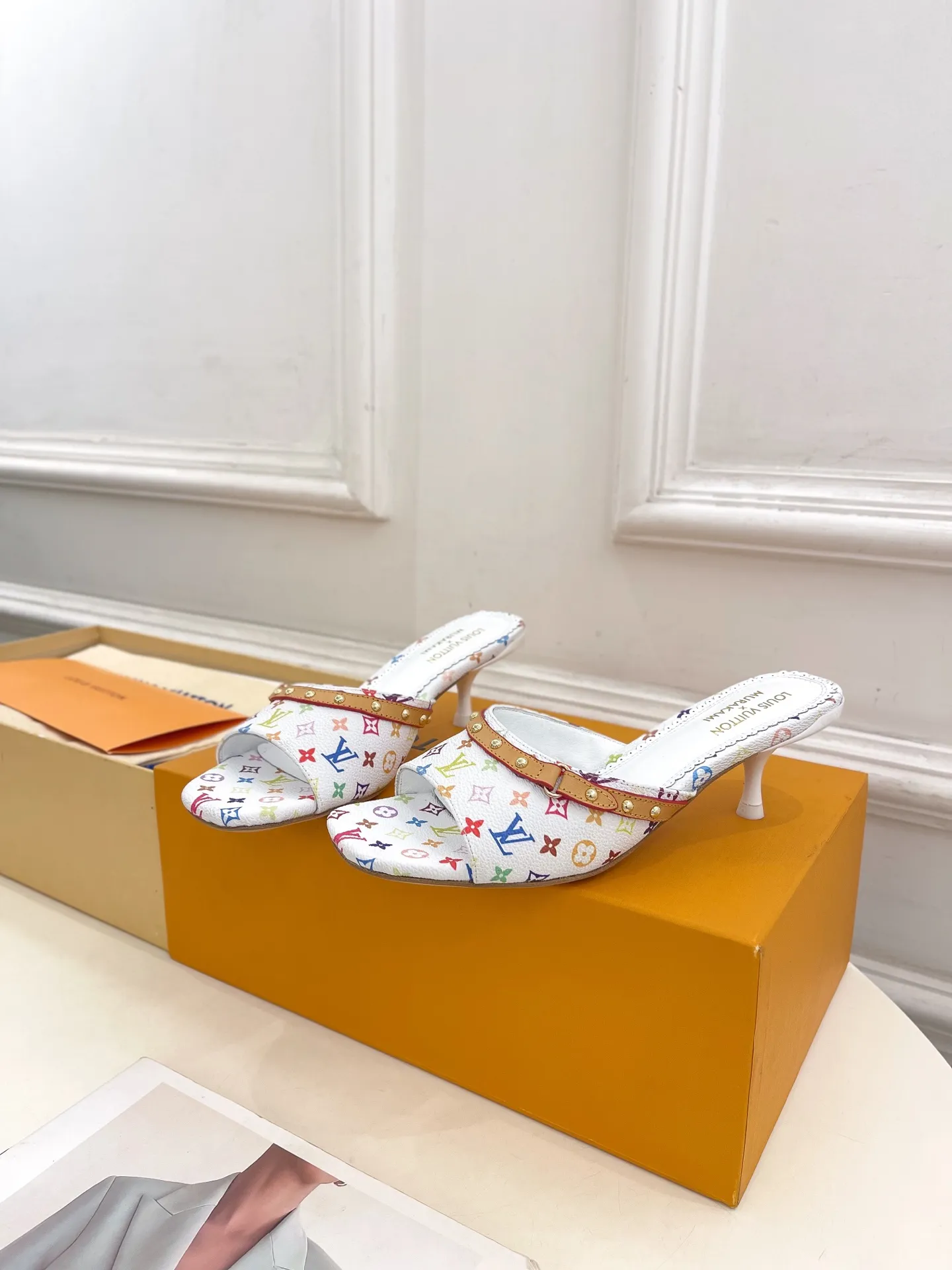 👟👟Ex-factory price 580👟👟 LV | Louis Vuitton 25𝐬𝐬 🧡💚2025 early spring new top version‼ ️The original version is the same. The counter features the latest LV Full of high-end feel! A popular model among bloggers at home and abroad, it’s retro and fashionable and looks amazing on your feet! Mainly recommended model on the official website★ ━━━━━ ЅᏇєєt ━━━━━ ▪️Upper: high-customized rainbow-colored presbyopia leather ▪️Lining: imported sheepskin lining ▪️Outsole: original Italian leather outsole ▪️Heel height: 5.5cm / 9.5cm ▪️Shoe size: 35-39 (34, 40, 41, 42 customized)